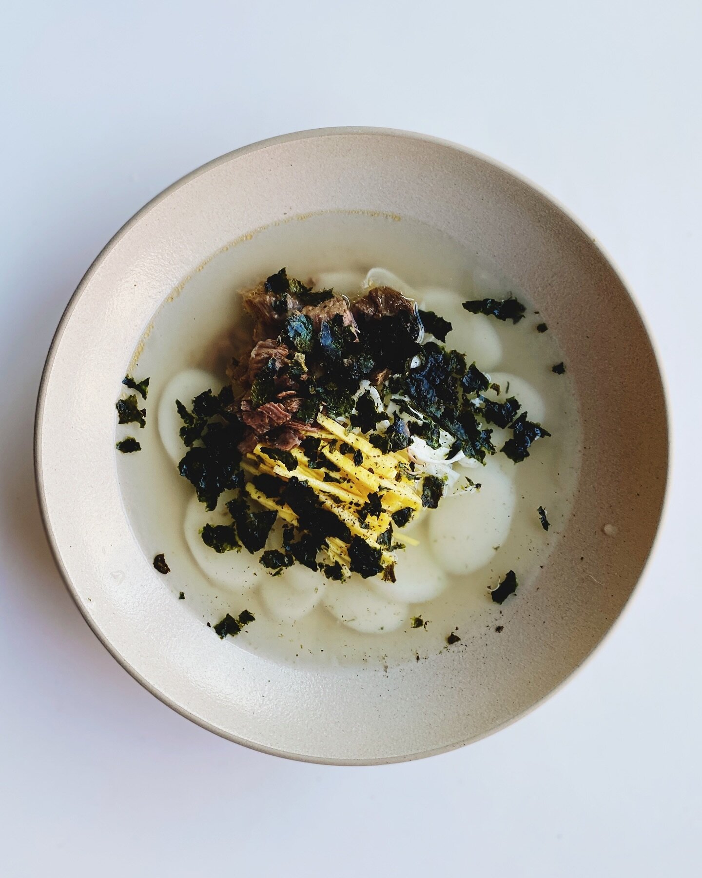 Tteokguk/Korean rice cake soup to usher in 2024! I didn&rsquo;t mean to make such a quiet, ascetic version but I enjoyed every contemplative spoonful out of @materialkitchen&rsquo;s beautiful open bowl, crafted out of a natural Korean clay blend. Wil