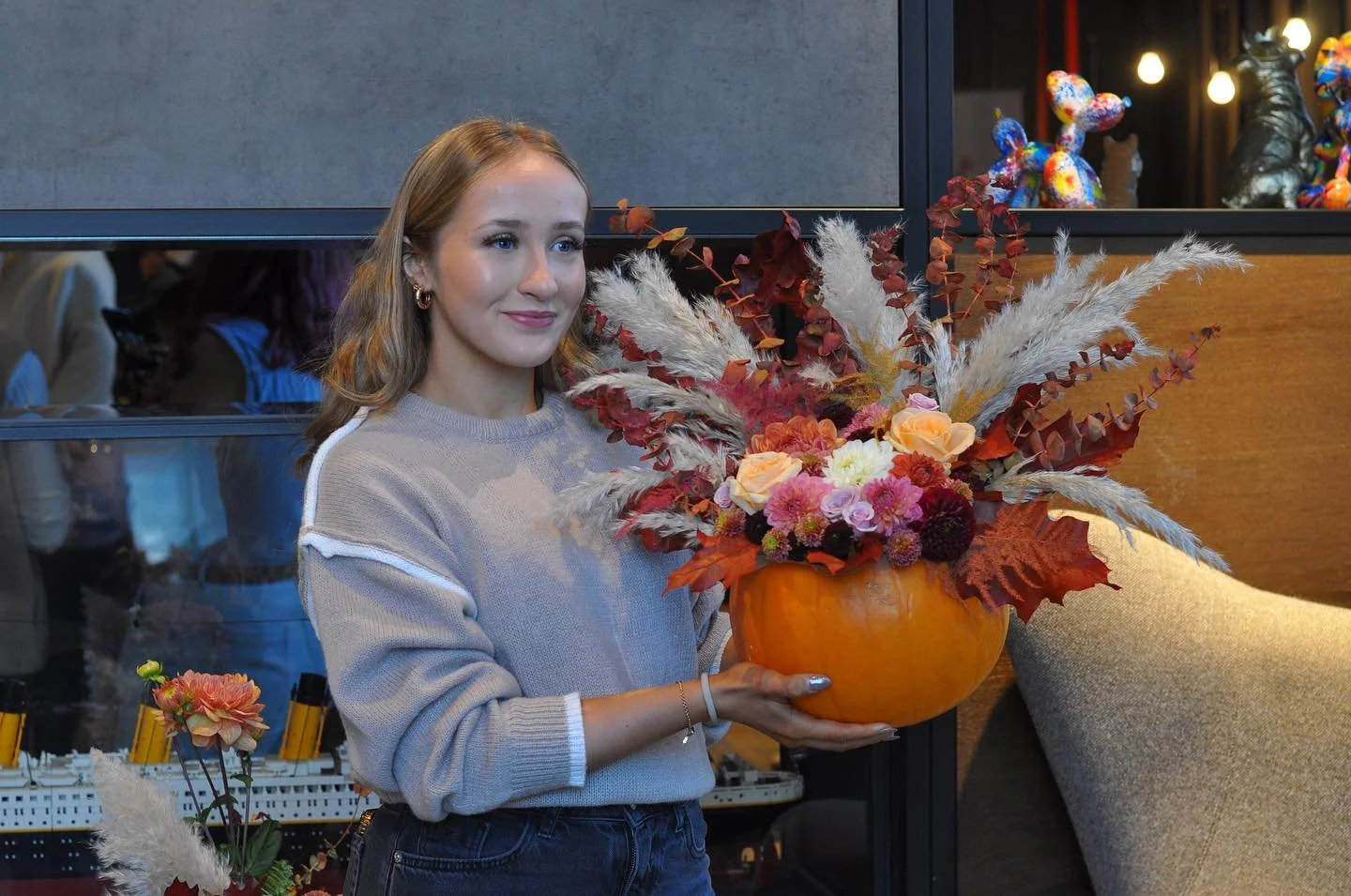 🎃A great afternoon of Pumpkins Arrangements, floral creativity and seasonal treats.
Well done to everyone who took part!!🎃Beautiful creatine from everyone!!!
#pumpkin #halloween #seasonal #flowers #glasgowflowers #glasgowevent #glasgowflorist #au
