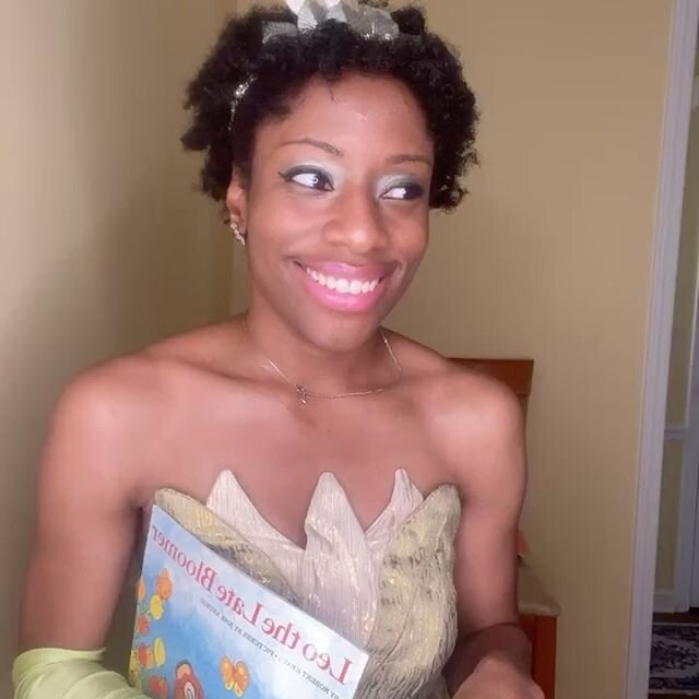 Hi everybody, I was able to dress up as a princess Tiana and read a few stories to children who are at home due to the coronavirus. By the way I was labeled the buff Tiana 💪🏽 @anikaaroundtheworld @disney @cosplayofcolor #coronastorytime #storytime 