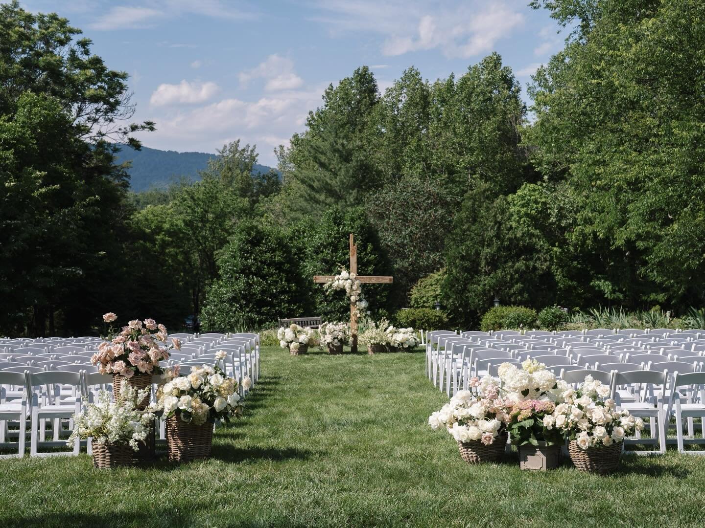 baskets full of flowers >>> b+c the ceremony 🩷
.
.
.
venue: @thecliftonva 
photography: @ashley.p.cox 
florals: @tupelofloralco 
rentals: @argentevents 
stationery: @bettylupaperie
