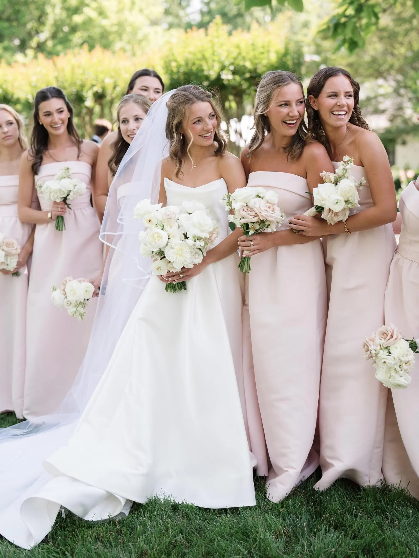 pretty in pink 🩷
.
.
.
photography: @ashley.p.cox 
florals: @tupelofloralco 
beauty: @sparker208 @gracesalonrva 
venue: @thecliftonva