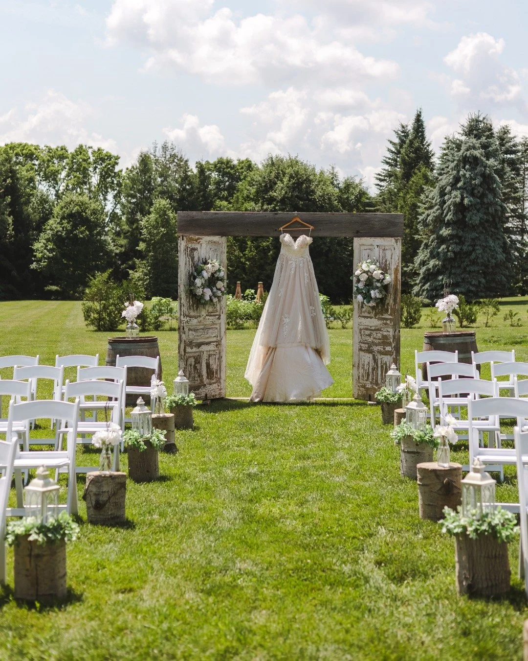 When the view takes your breath away, and the dress does too. From sweeping landscapes to flowing lace, Melissa looked every bit as stunning as the backdrop behind her... a perfect pairing of natural beauty and bridal elegance.

Though we at Fedora M