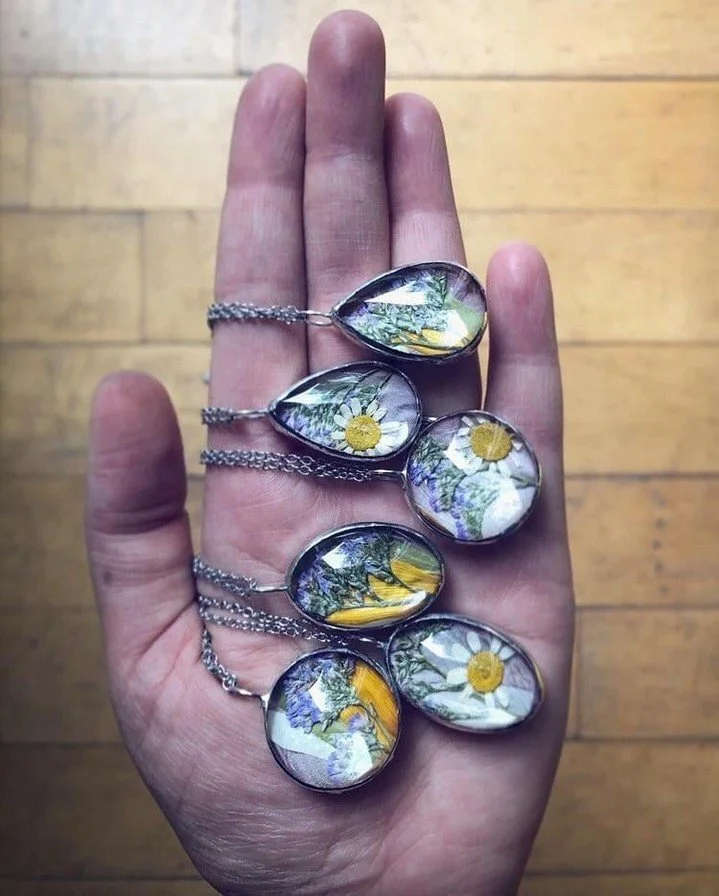 @amarbhuee is a wonderful flower preservation and keepsake artist, offering the perfect way to preserve your florals and other treasured mementos from your wedding day. Her stunning art transforms your flowers into lasting memories, allowing you to c