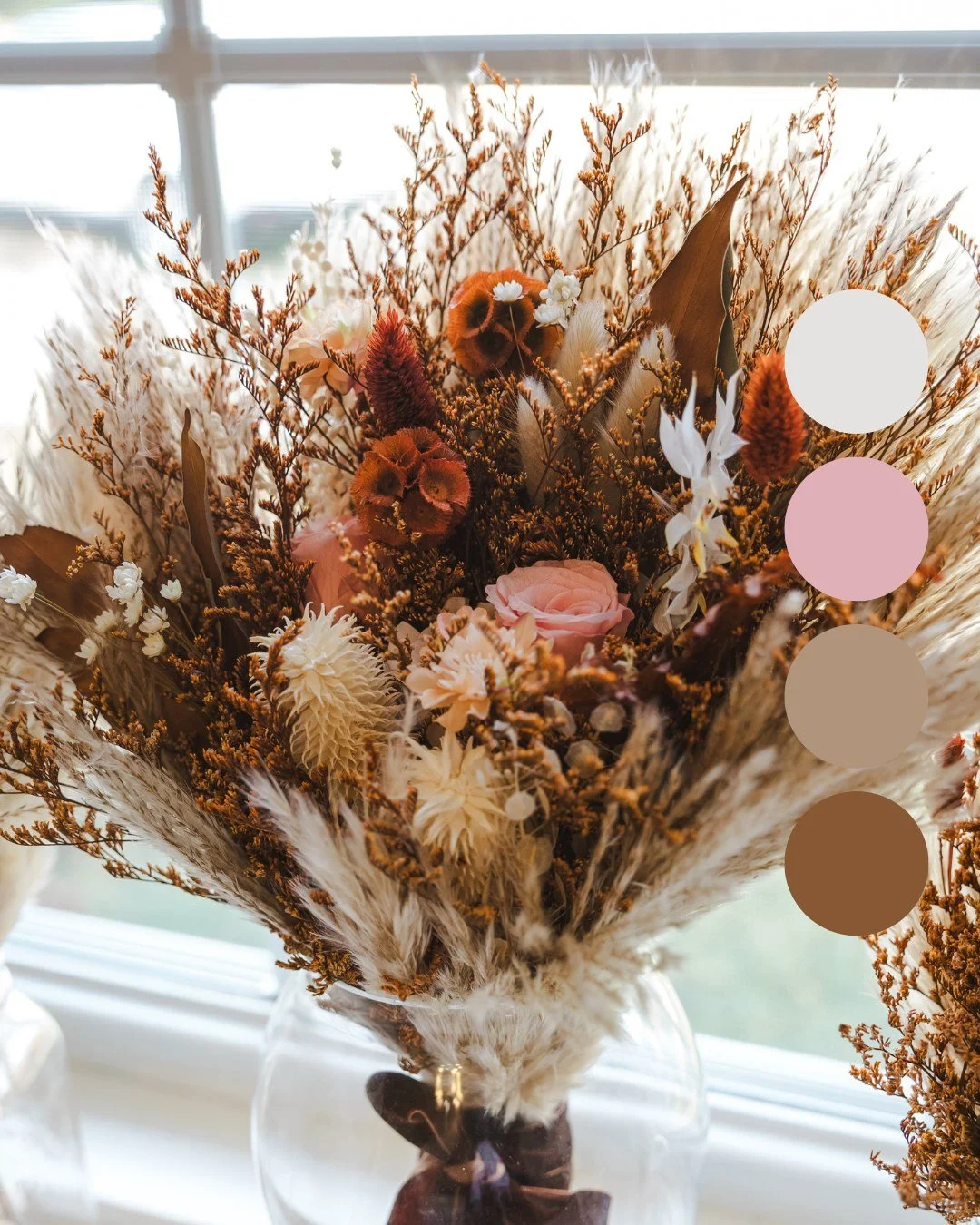 Texture lovers, this one&rsquo;s for you!
This bridal bouquet stopped us in our tracks:
- warm rust tones, 
- soft blush blooms, 
- dried textures, 
- and the dreamiest mix of grasses
... all woven together into something truly unique.

There&rsquo;s