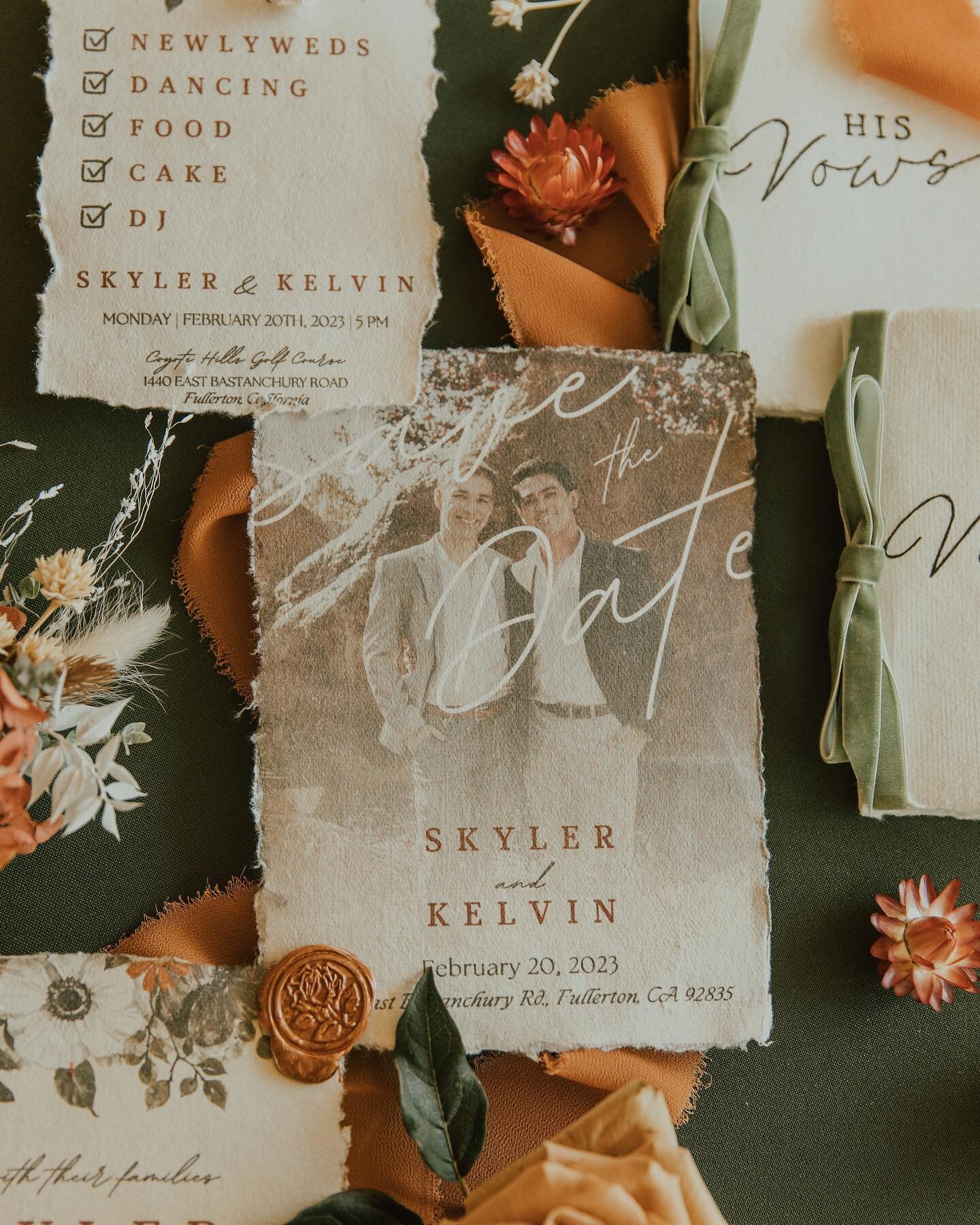 Who doesn&rsquo;t love a good flat lay? So many details go into styling, but when it&rsquo;s good, it&rsquo;s great!!!! 
.

VENUE | @coyotehillsgcevents
FLORAL | @npdevents
PHOTO | @alisha_mariephotography @dakaiphotography
VIDEO | @kmcstudiosprod @v