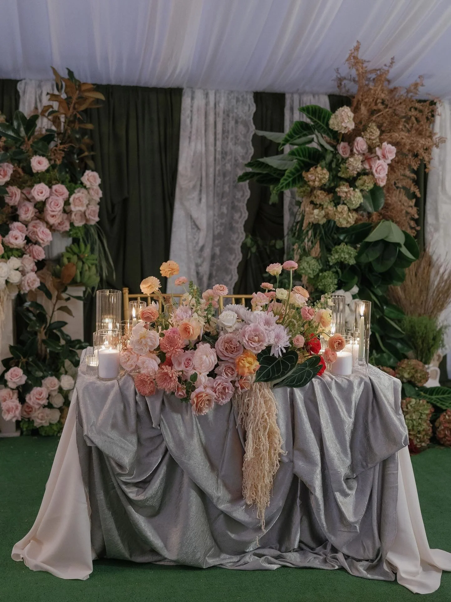 It&rsquo;s all in the details Sweetheart. Even if no one notices the little things, when we get the pictures, we notice and sometimes cringe. Luckily this one thing was a happy mistake. 
.
Photography: @mariadavisphoto 
.
#draping #luxury #florist #w