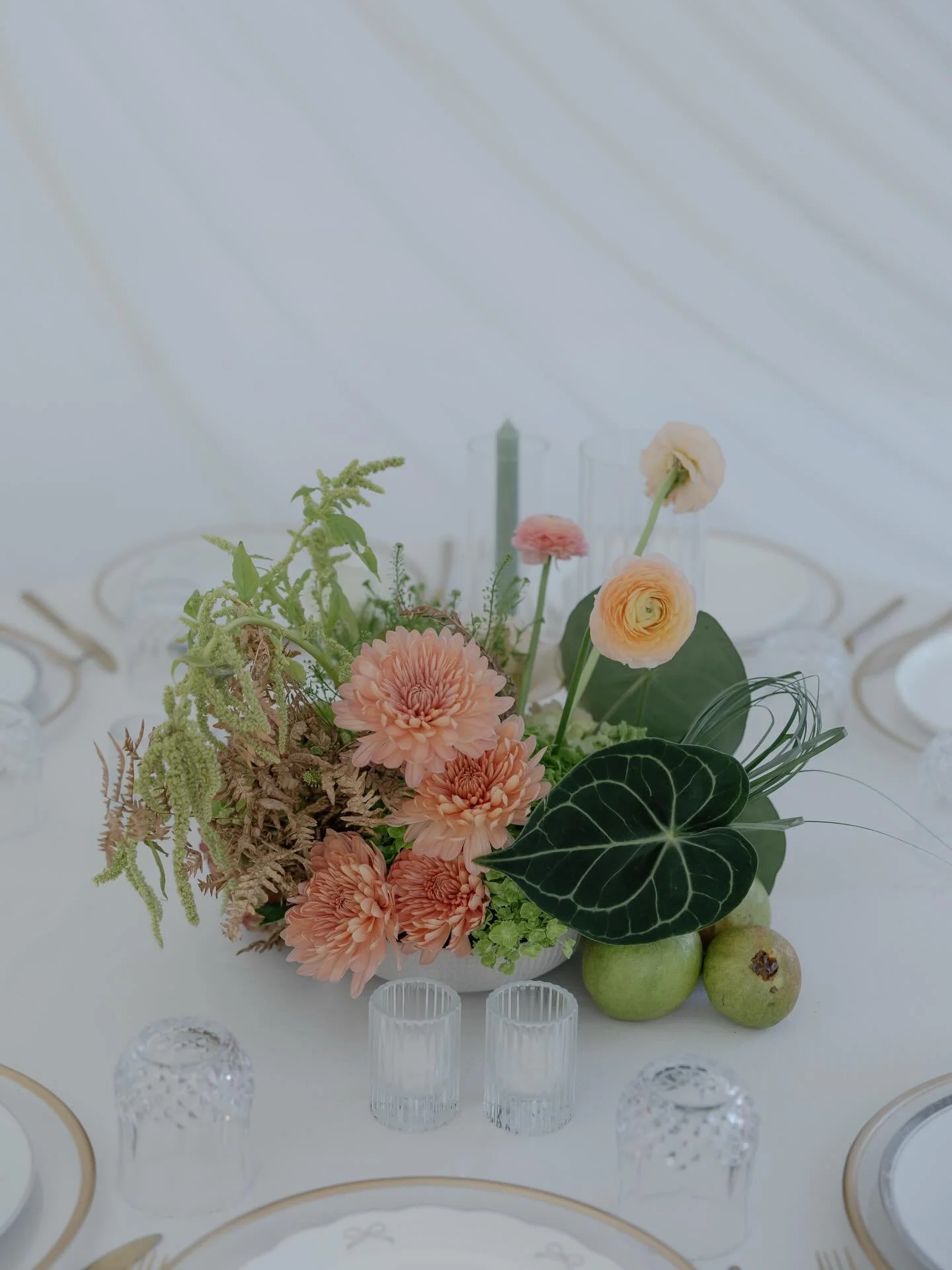 These Anthurium Clarinervium leaves added the perfect touch of dark green. They last forever. I still have 10 of them around the house from this wedding in December. 
.
Photography: @mariadavisphoto 
.
#anthurium #weddinginspo #romantic #florist #flo