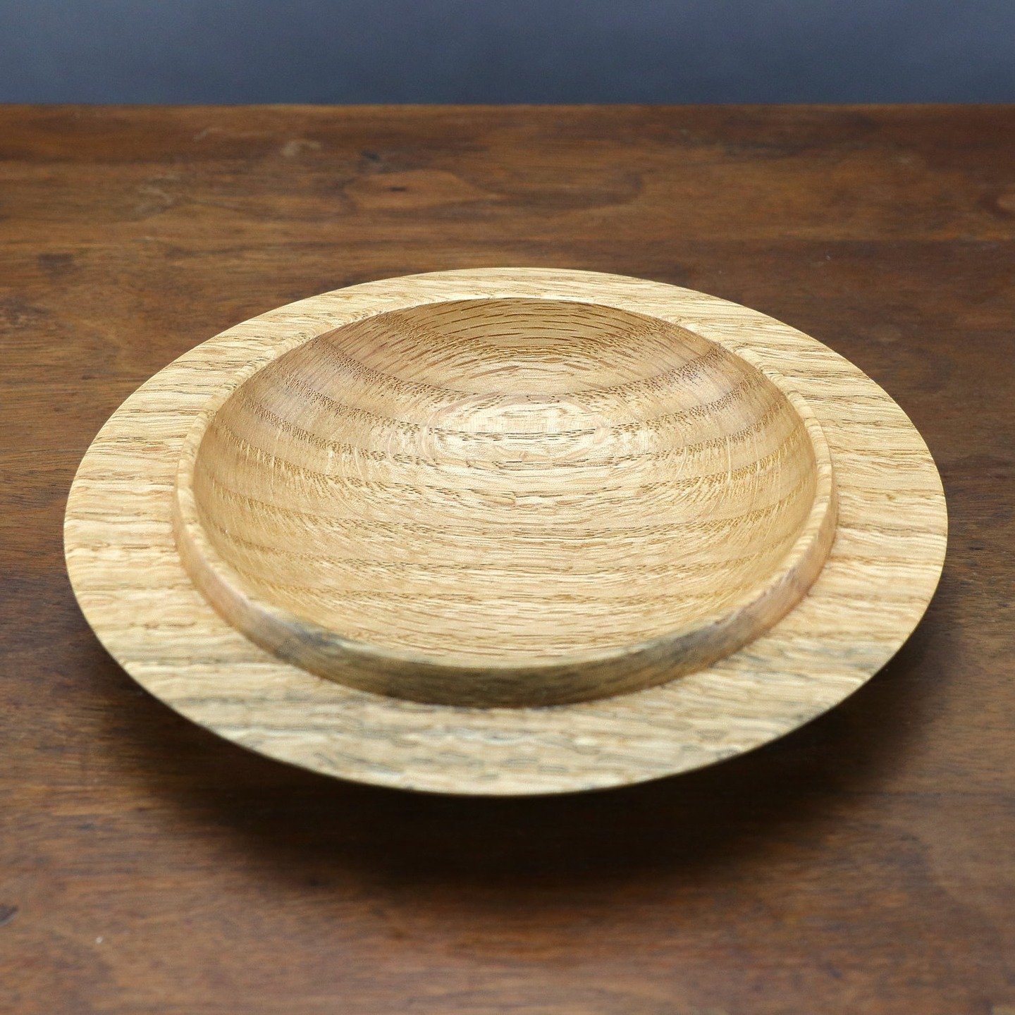 Crafted with purpose.
This solid oak catch-all dish was turned from a single blank and finished by hand. A unique blend of function and form

#CordrickCreations #Handturned #Woodturning #OakDish #CatchAllTray #EverydayCarry #RusticModern #MadeWithLov