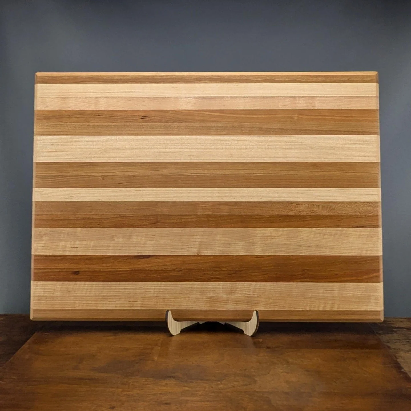 🔪 A true kitchen essential &mdash; handcrafted from maple and cherry, this cutting board blends timeless style with everyday function.
📏 20" x 14.25" | 🐝 Finished with beeswax | 🧼 Easy to clean
#HandmadeHome #Woodworking #KitchenEssenti