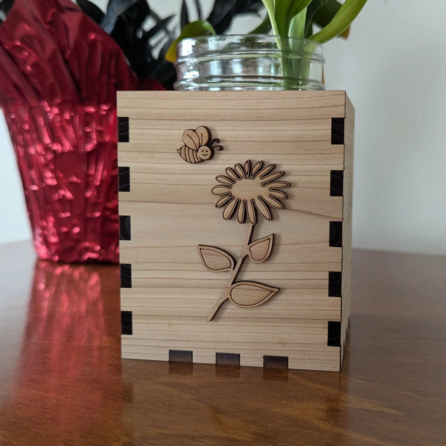🌻 Rustic charm, handcrafted details.
This wooden mason jar vase sleeve is the perfect gift for the flower lover or nature enthusiast in your life 🐝
🌿 Now available in our shop!
#masonjarcrafts #homedecorideas #beeandbloom #woodworkinglove #cordric