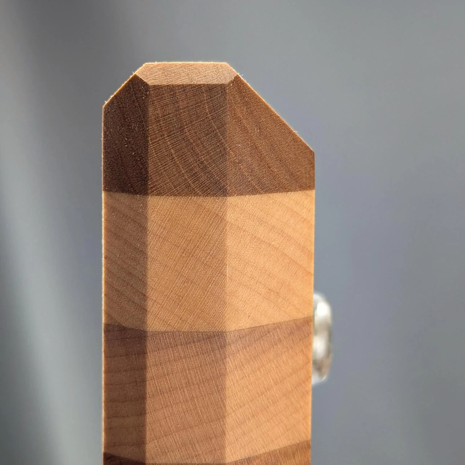 Cutting board edge showing thickness and silicone feet
