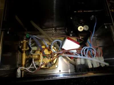 This gives you access to all the machine's innards. Note the purple colour of the tube on top of the boiler ,,, it's a sign that the machine hasn't been backflushed for quite a while.
