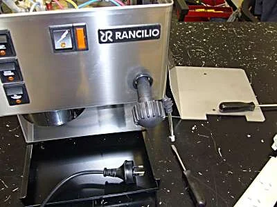 Remove the steam valve knob by pulling it out from the machine.