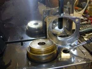 Once removed, it's easy to clean up the group and the collar and replace the gasket.