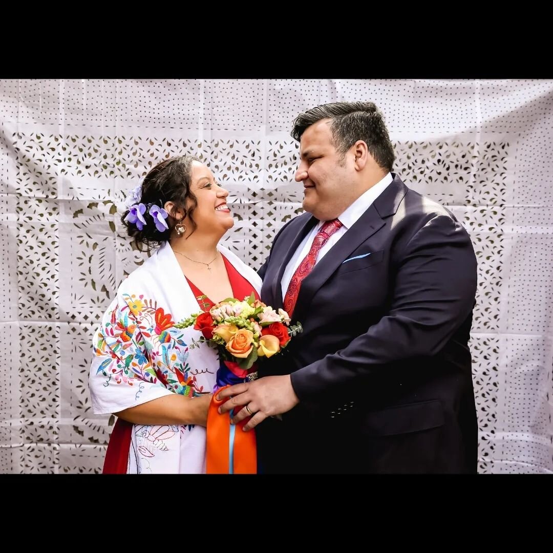 Happy 1 Year Wedding Anniversary to this beautifully festive couple 😍 I'm excited to share some more snapshots from their vibrant wedding day!
.
#HappyAnniversary #WeddingAnniversary #LifeMoments #WeddingMoments #AYearLater #CasualWedding #Washingto