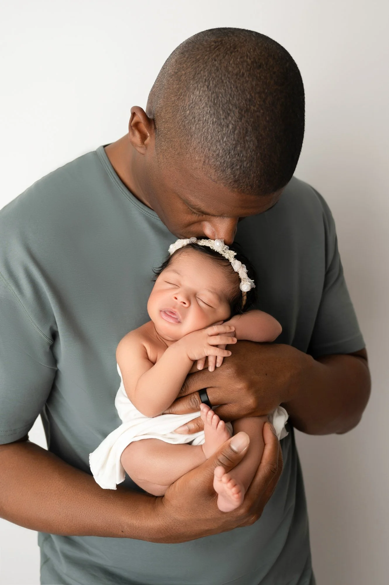 newborn-girl-dad-indianapolis-fishers-photographer.jpg