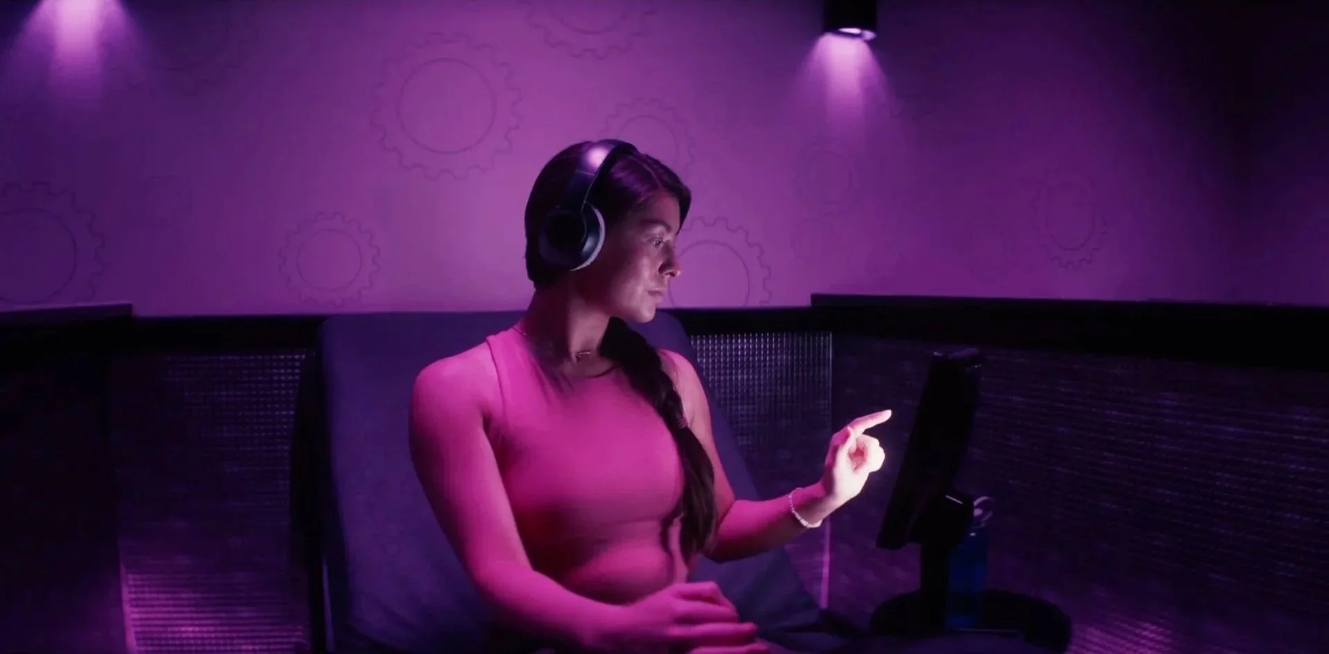Planet_Fitness-Red_Light-Dir_Mackenzie_Sheppard_86753.jpg