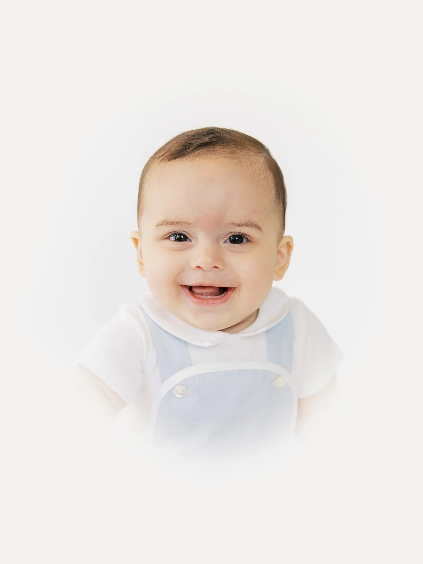 My baby just turned six months and every month I take some pictures of him. He has become my favorite model 🥹
Since he started sitting, I decided that for this month&rsquo;s picture I&rsquo;d take his heirloom portraits. Well, as you can see they tu