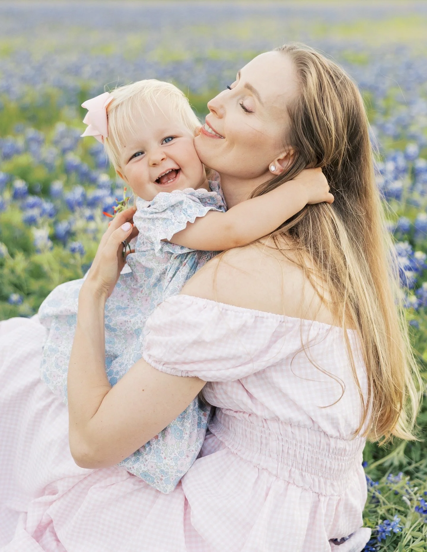 Ending bluebonnet season on the sweetest note with a beautiful family session 🪻💗