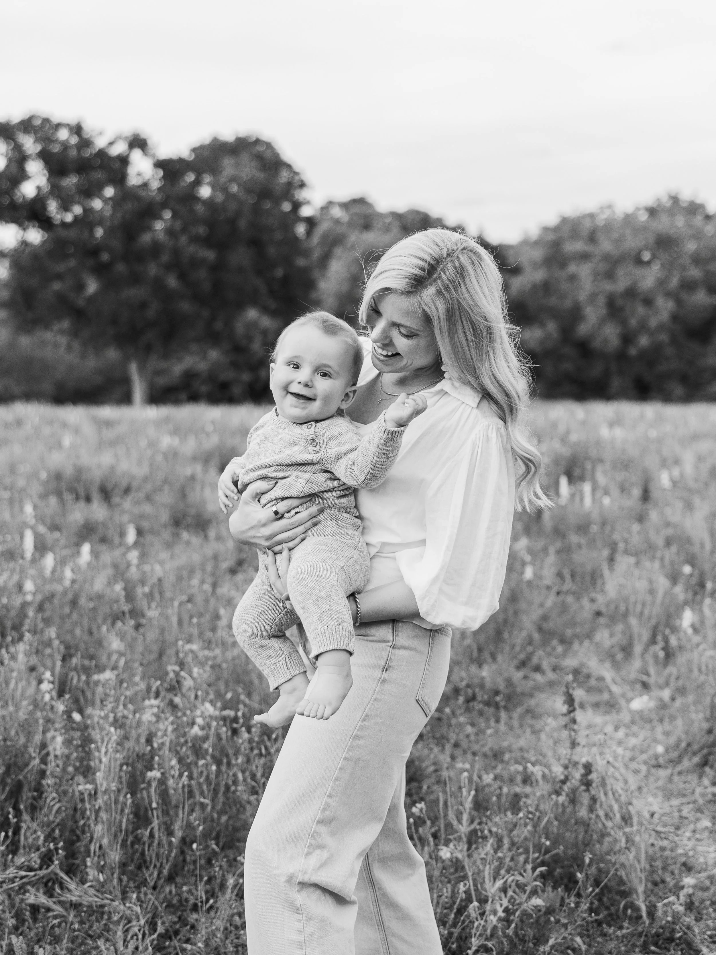 Black &amp; White wildflowers are so pretty 🤍🖤
I took so many wildflowers sessions this past week, I&rsquo;ll be sharing with you some of them soon! For now e joy the beautiful of black &amp; white pictures.