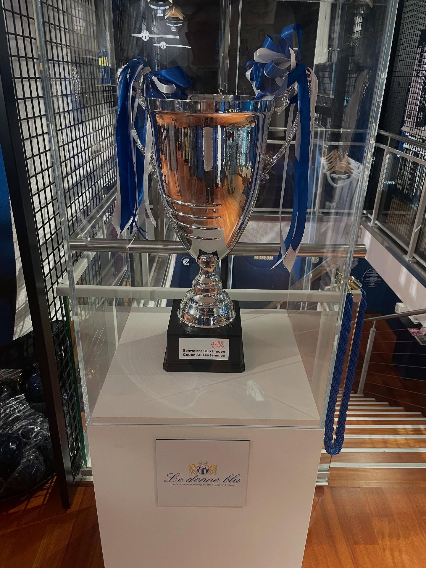 Der Cuppokal der @fcz_frauen_offiziell  ist wieder da !! Die Vitrine gesponsert von @le.donne.blu #fcz #fcz&uuml;richfrauen