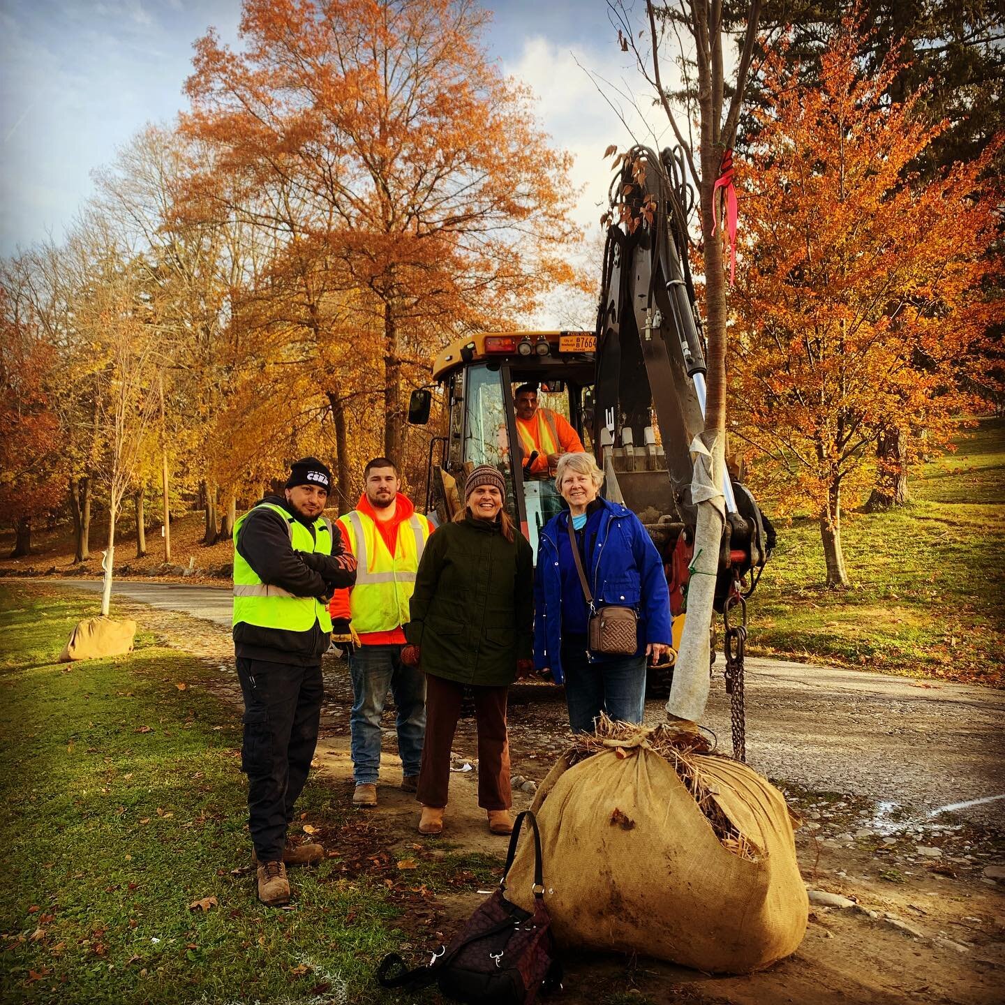 Thank you @cityofnewburghnygov DPW and the Conservation Advisory Committee for planting 5 new trees with us in @downingparknewburgh! If you're walking by check out the three new London Planes on Third St and two new Zelkovas along Shapiro Drive.  @ma