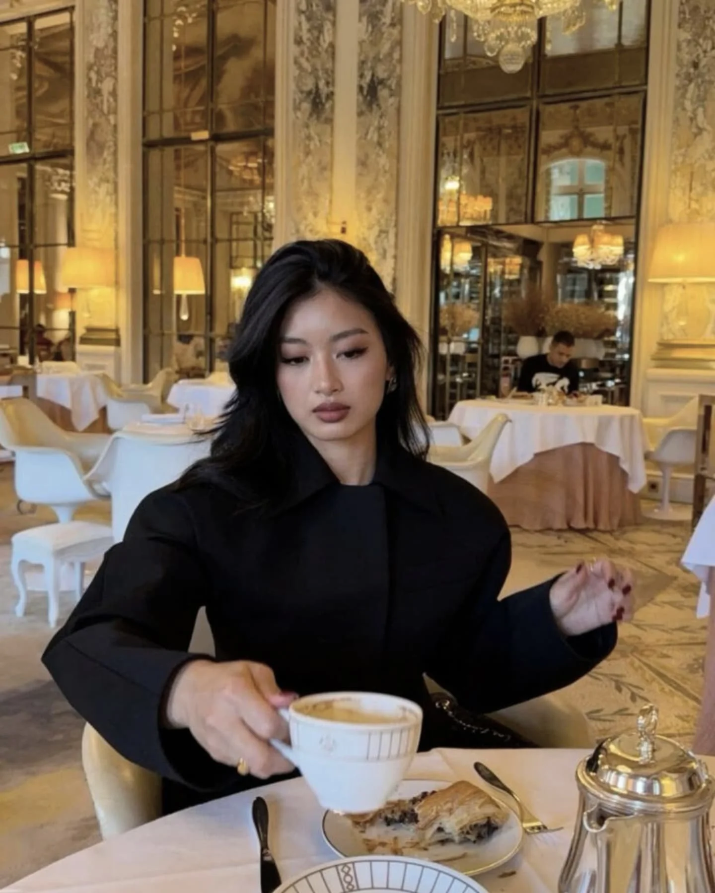 Dining out is not just an experience, it&rsquo;s an art form, one that I&rsquo;ve come to realise a certain type of woman knows how to play. 

She saunters into the most exclusive restaurants, as if she&rsquo;s been coming for years, securing the bes