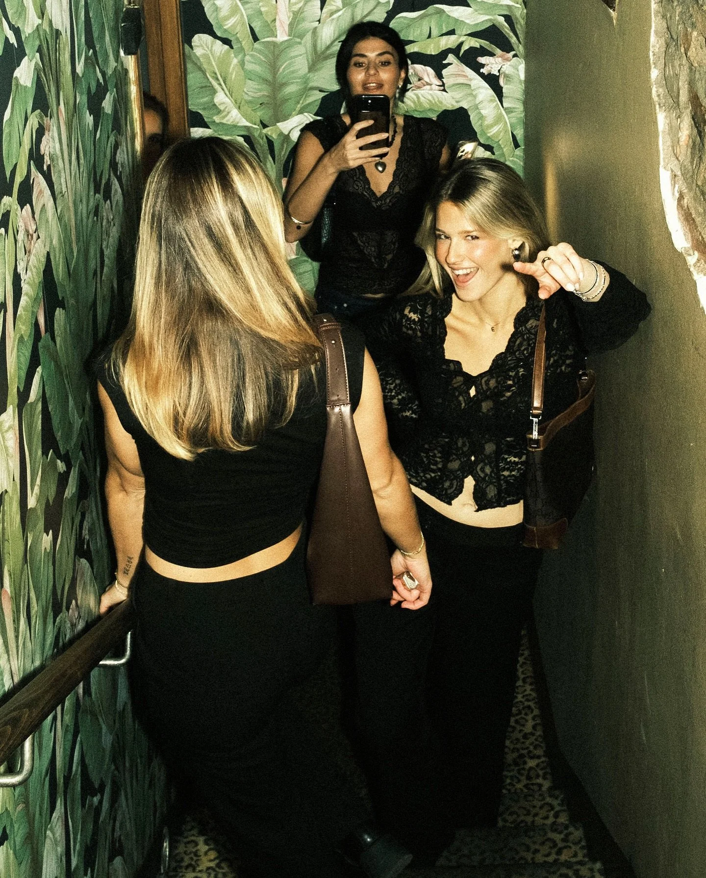 &Auml;ntligen helg!! 
Idag, Torsdag, inleder vi helgen med en klassisk Throwback Thursday hosted by @elliotmileheem med @rk.lukas bakom dj-b&aring;set. 

Imorgon, Fredag, har vi afterwork 17-22 med @jonathan_ostlund , p&aring; terrassen spelar @emmam