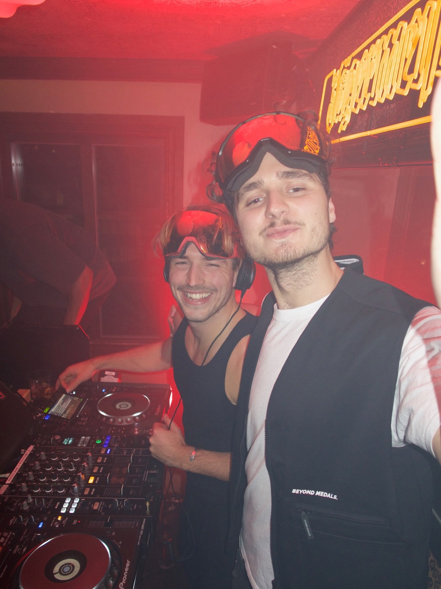 S&auml;songspremi&auml;r f&ouml;r Alp Sessions p&aring; Vinden nu p&aring; Torsdag 23.00-03.00! 

V&auml;lkomna alla trappor upp till Vinden f&ouml;r &aring;rets f&ouml;rsta upplaga av Alp Sessions: Afterskin mitt p&aring; Avenyn. Njut av en atmosf&a