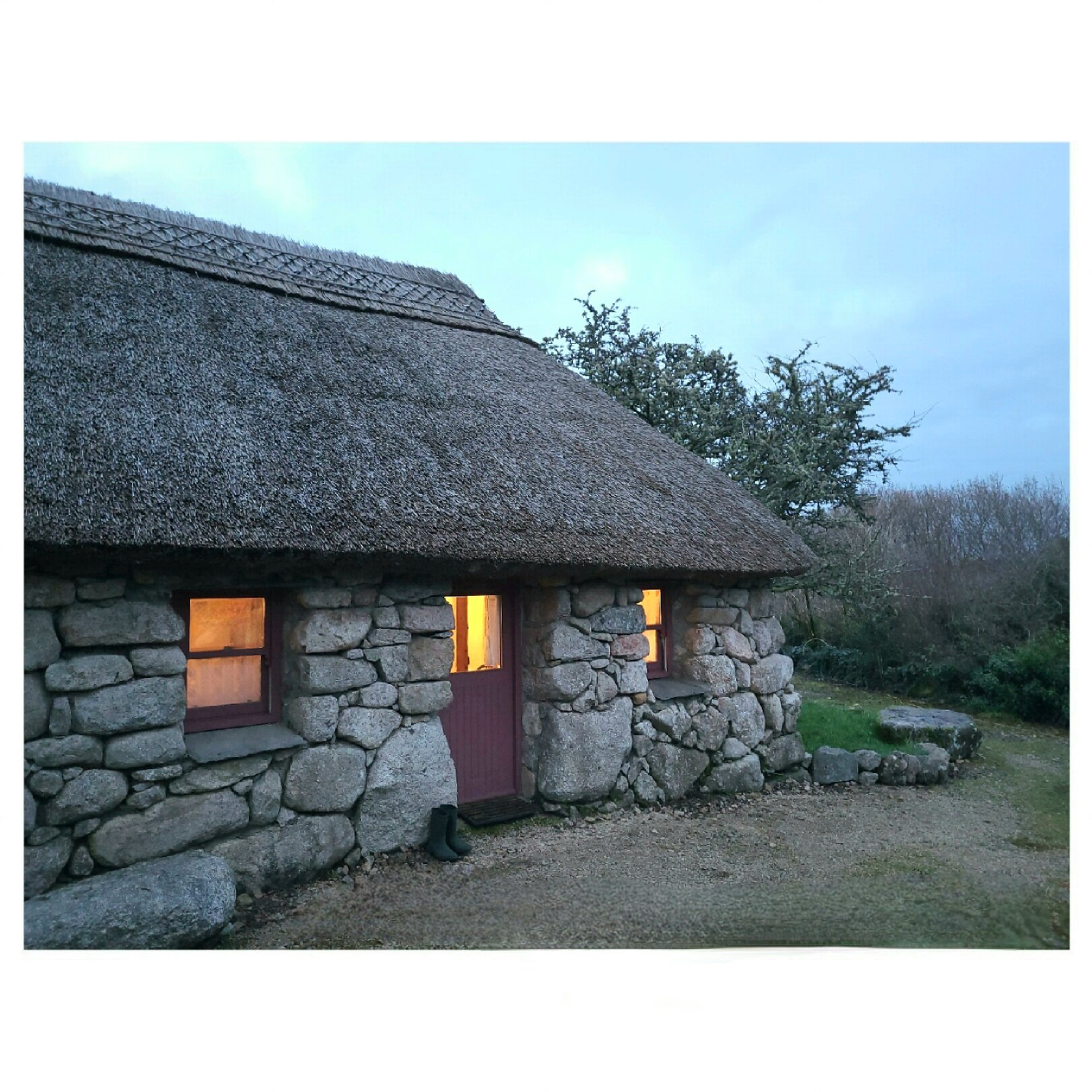 Teach&iacute;n teola&iacute;!💚Cosy cottage alert! 

No matter the season, or the weather, there's always something magical about an authentic, thatched-roofed cottage...🏡✨

Our self-catering holiday cottages are closed for winter &ndash; reopen Feb