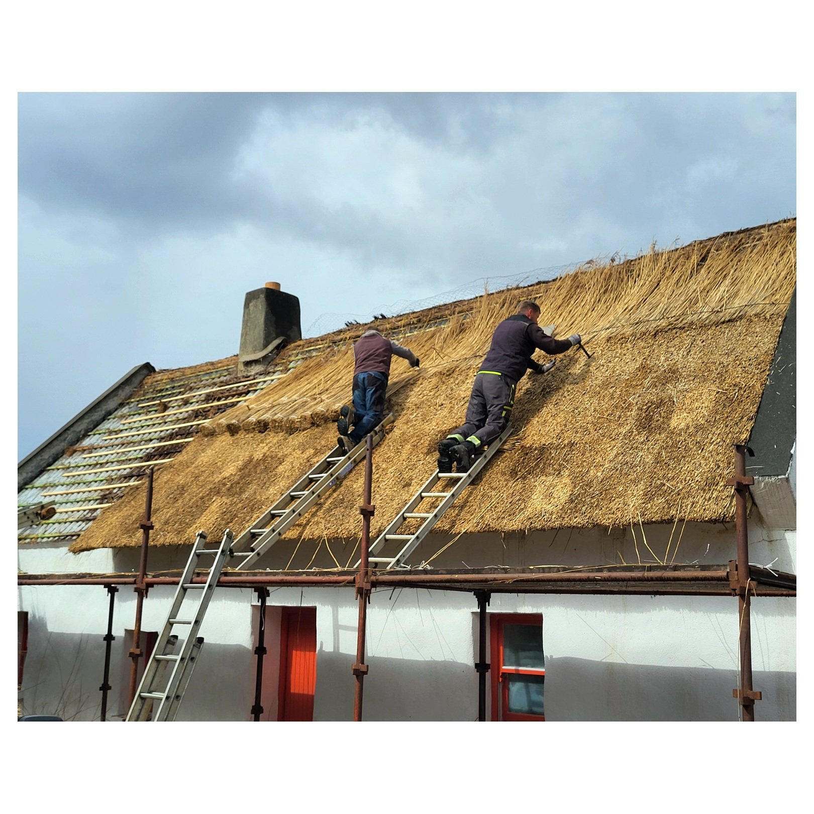 T&oacute;igeann gach n&iacute; a stuaim f&eacute;in.

Artisans at work rethatching one of our original cottages, &lsquo;T&iacute;gh Ellen&rsquo;. 💚🏡🍀

Up until the late 1960&rsquo;s, thatched cottages were a feature of the landscape in the West of