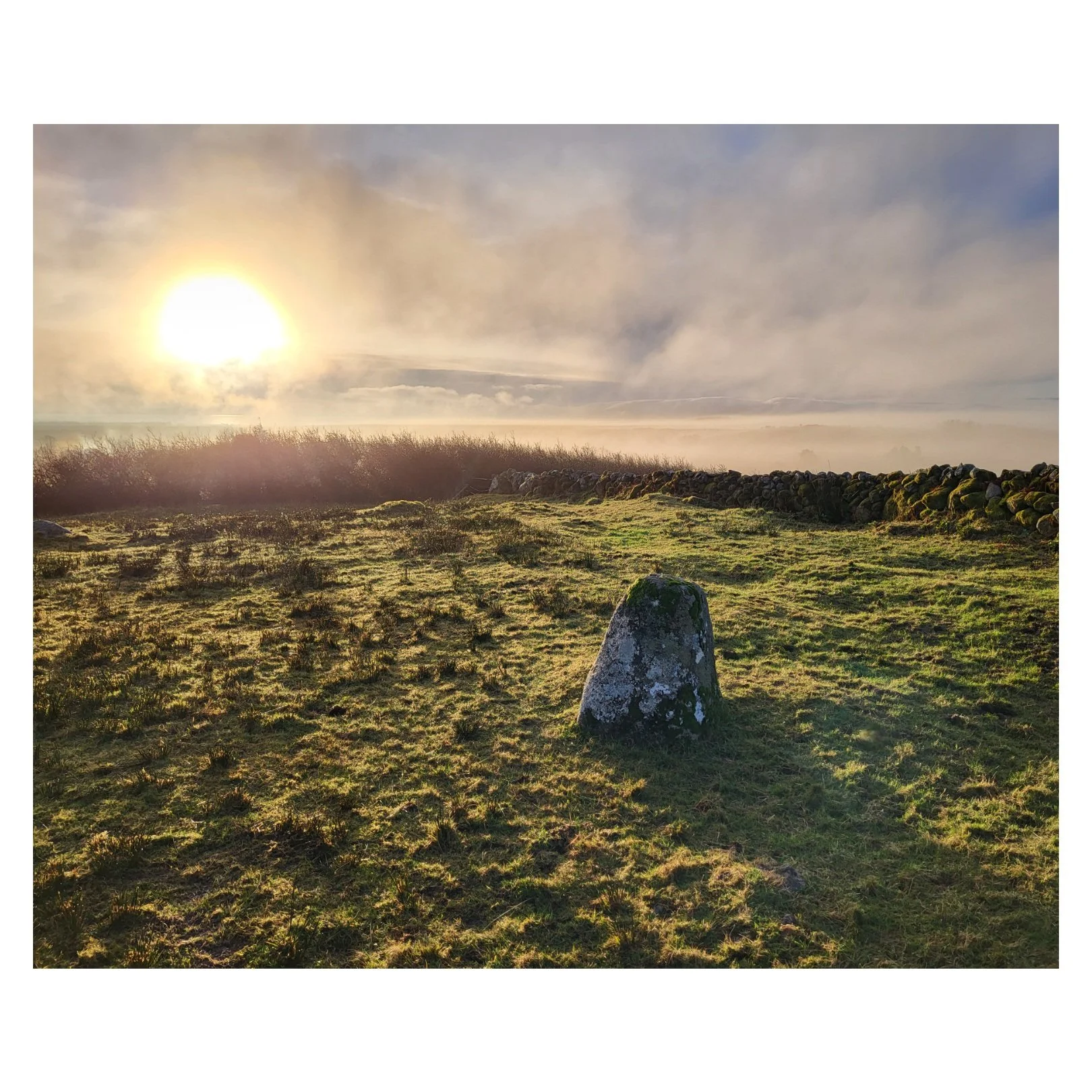 Grianstad an Gheimhridh agus an l&aacute; chomh suaimhneach, ci&uacute;in, machnamhach. 💚

Enjoying the stillness that surrounds the standing stone on this 'mistical' winter solstice morning. ☀️

M&iacute;le bu&iacute;ochas le gach duine a thug taca