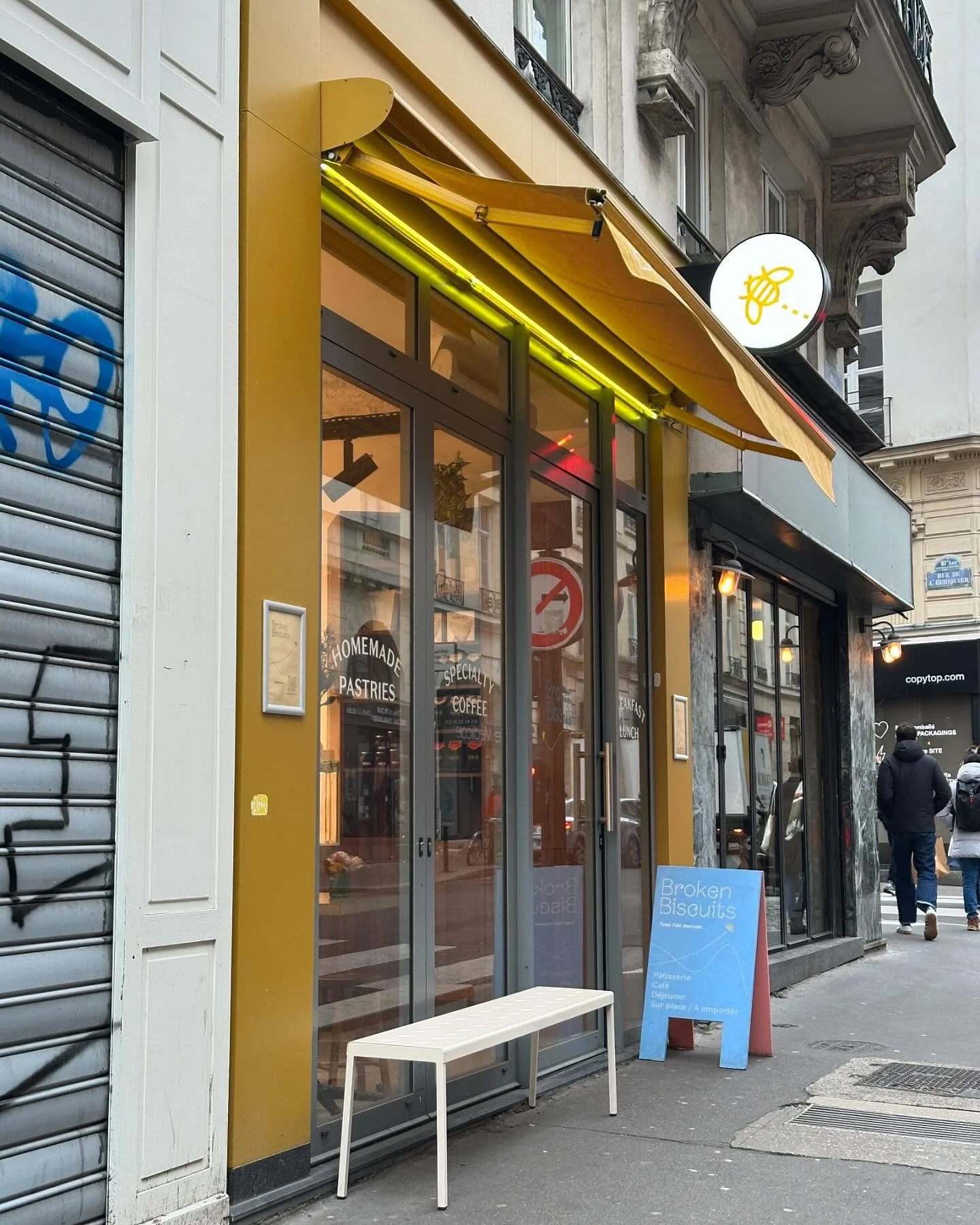 @broken_biscuits_paris 🐝 ! Fin octobre, on a install&eacute; une super rampe n&eacute;on pour une boulangerie adorable du 9&egrave;me arrondissement.  Les deux proprios (qui s&rsquo;appellent tous les deux Chris, c&rsquo;est dingue !) voulaient donn