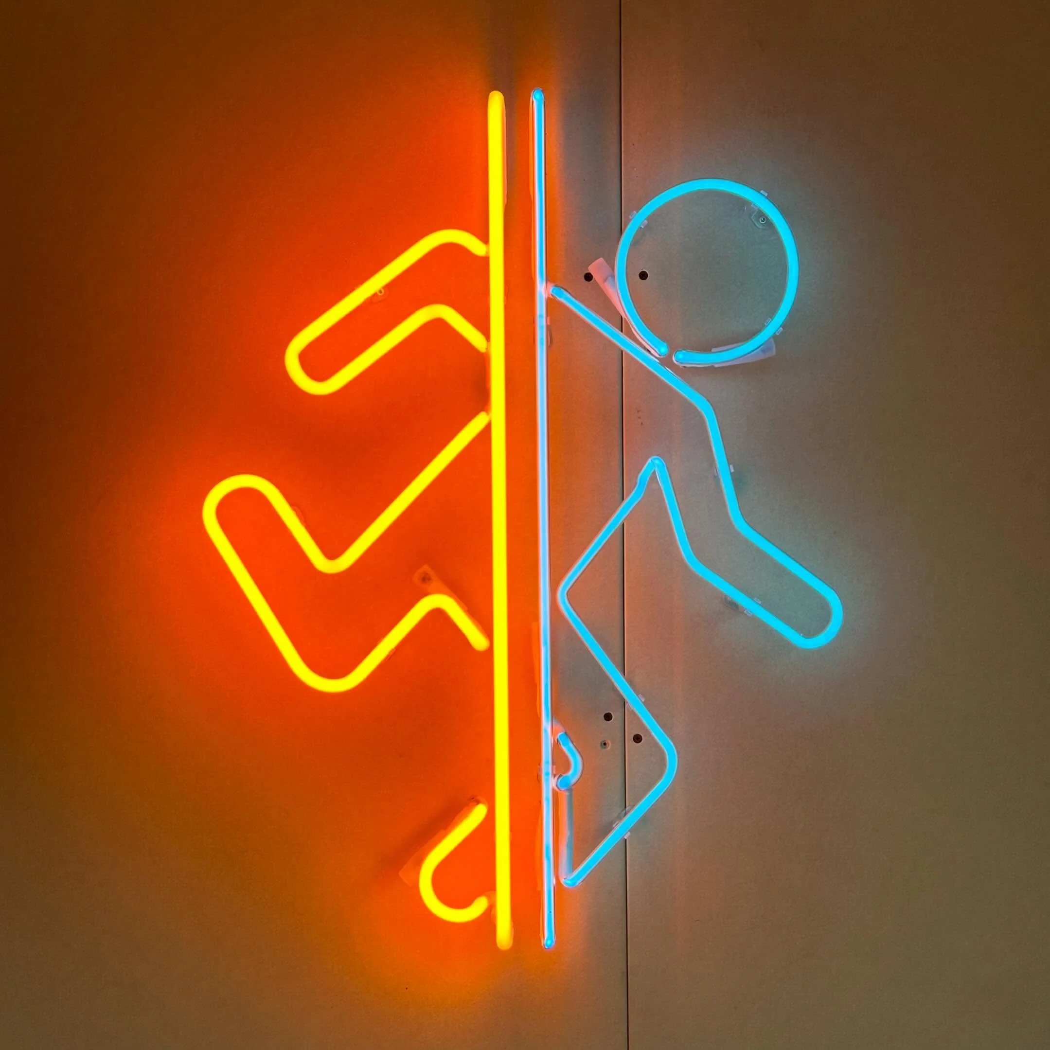 Portal Man 56 x 75 cm
12mm Saffron colored Murano Glass and 12mm clear Glass
Now living in the NL 🇳🇱🌷
Thanks @ikdrinkgraagwater for supporting my craft and may this guy shine for many years in its new home 😌