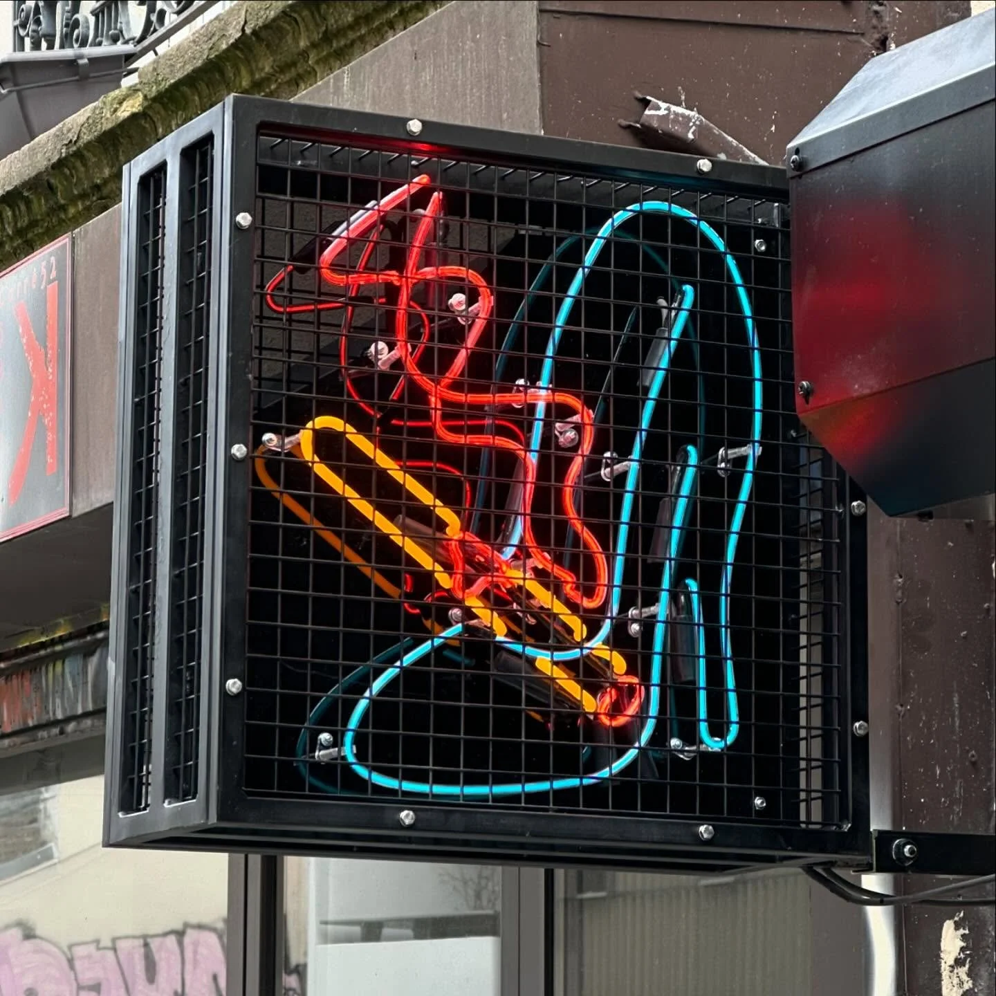 Enseigne drapeau double face pour @cendrillon.belleville. 

Restau grave charmant au coeur de Belleville o&ugrave; l&rsquo;on peut d&eacute;guster des super mezcalitas (croyez-moi je suis mexicain) et surtout des plats S tier, tenu par un merveilleux