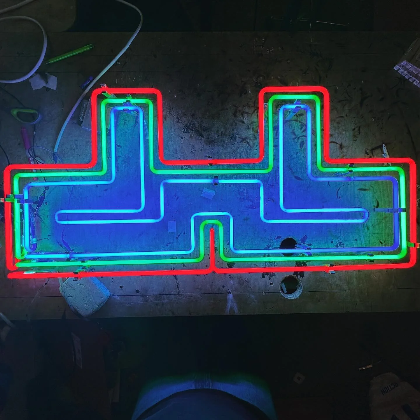 dnb all stars in technicolor 🔴✅💙

10mm Murano glass! The last neon made live on twitch this year ❤️&zwj;🔥#stream #twitch #twitchfr #live #neonlights #neon #glassart #handmade #skills #craft