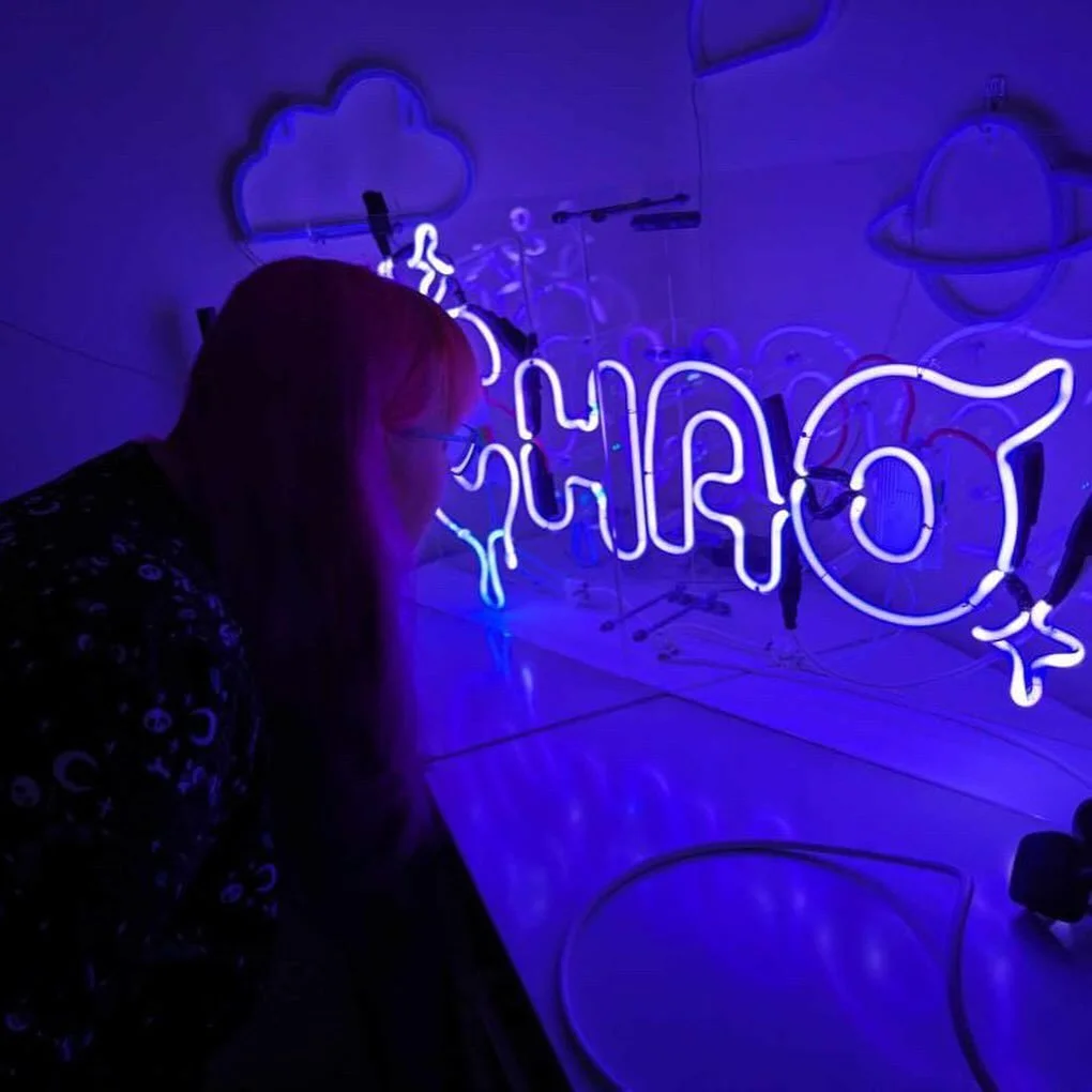 This was a wonderful collaboration with @chaoillustrations, an extremely talented artist, whom I met earlier this year at TwitchCon Paris. I traveled 611 km from Paris to Manchester with this beautiful purple Murano glass sign. Her and her partner Ph