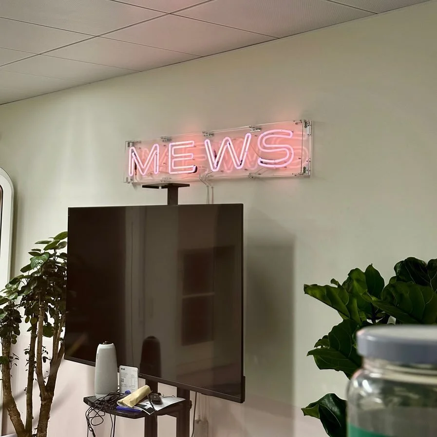 MEWS Neon Sign and Acrylic box 

150 x 25 cm

It&rsquo;s not always art fabrication or geeky commissions. This tech company commissioned 2 signs for their new offices in Paris. Installation was a breeze. Another happy client !

Il ne s'agit pas toujo