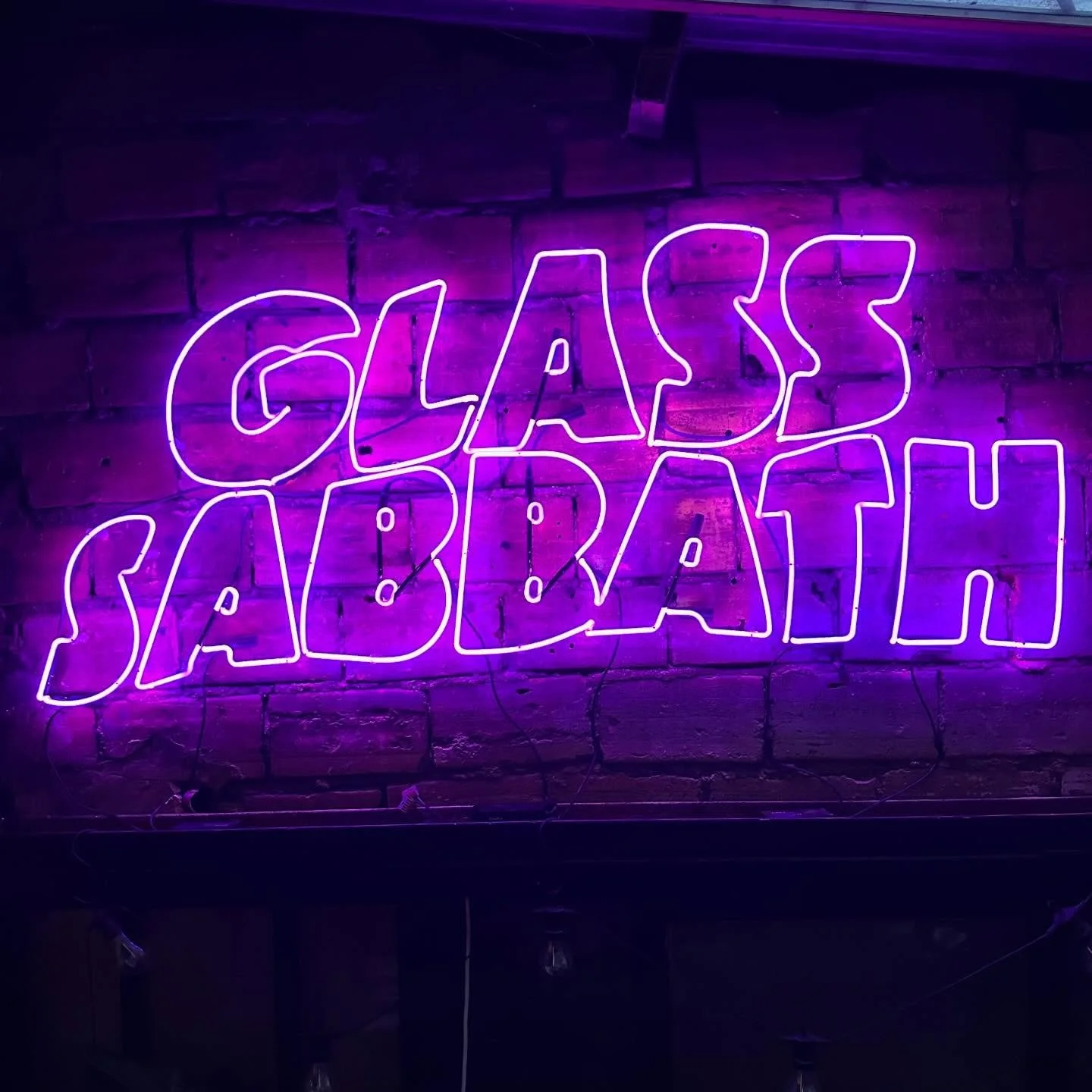 Glass Sabbath : une symphonie de feu et de n&eacute;on. Le havre de verre chaud de Thomas Segaud, maintenant avec une dose d&rsquo;&eacute;nergie &eacute;lectrique ⚡️🤘 #GlassSabbath #verresouffl&eacute; #souffleurdeverre #n&eacute;ons #atelier #glas
