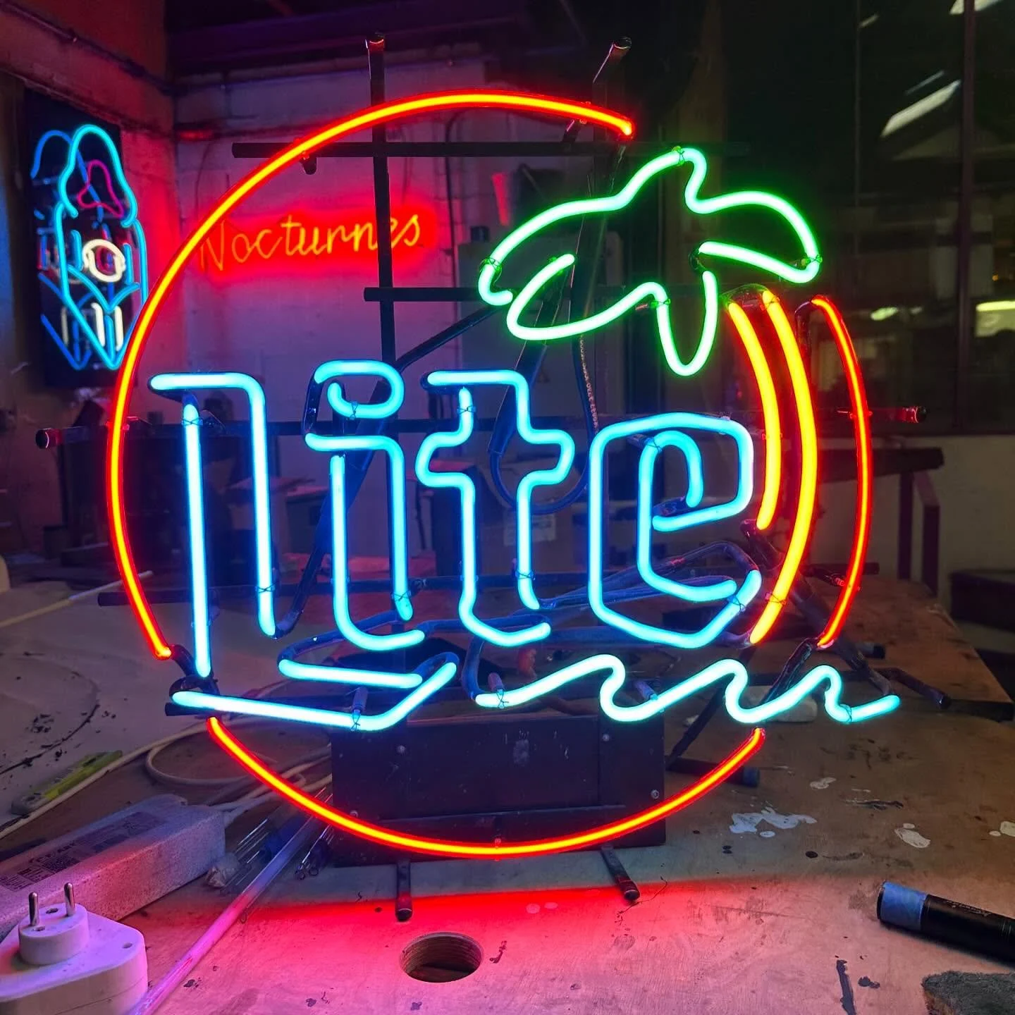 Les n&eacute;ons sont les po&egrave;mes de la nuit ✍️. Celui-ci, &eacute;tait en sommeil, mais gr&acirc;ce &agrave; une restauration minutieuse, il a retrouv&eacute; sa voix 🗣️. Les couleurs dansent, les formes racontent. Un travail d&rsquo;orf&egra