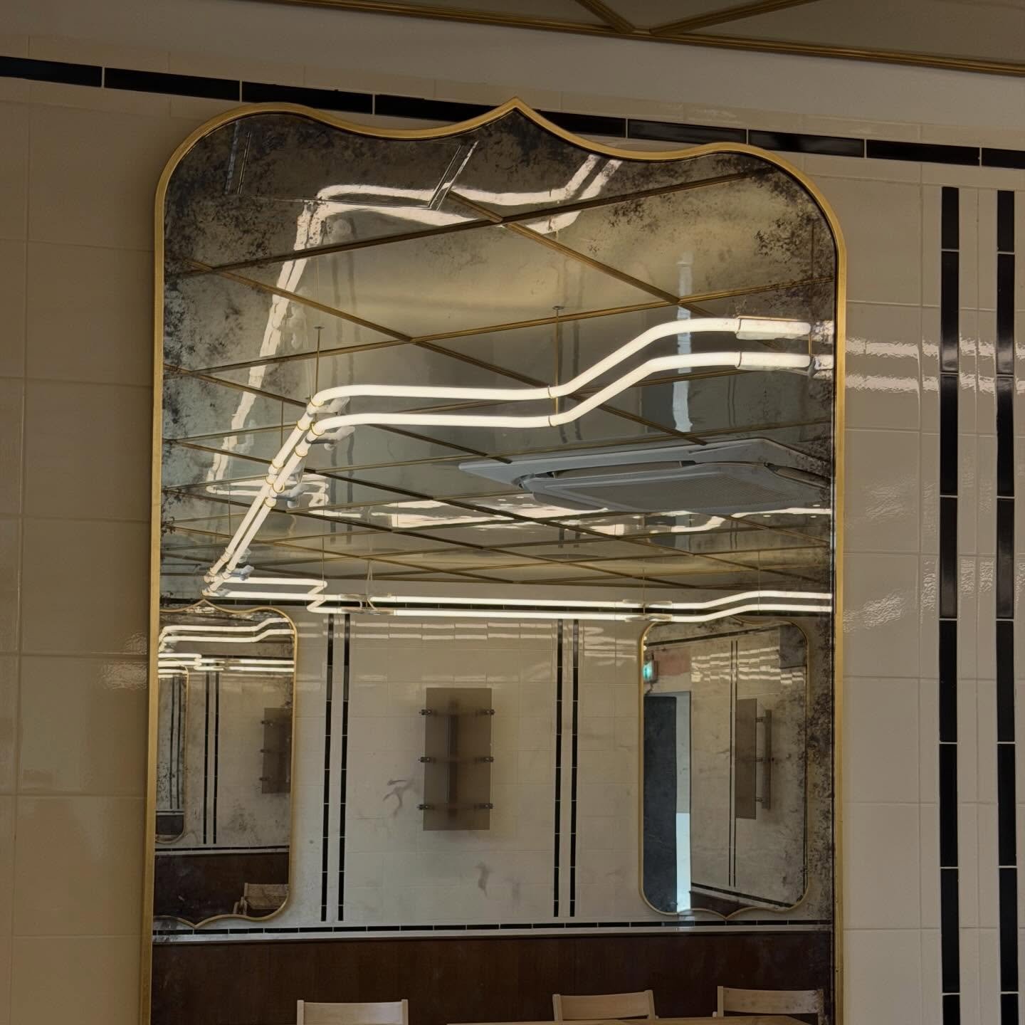 Cathodes froides &amp; laiton pour @_cypsele. 💡

D&eacute;tails artisanaux par @ludivine_loursel au c&oelig;ur de Paris. Heureux d&rsquo;avoir contribu&eacute; &agrave; l&rsquo;ambiance de ce superbe lieu 🪞 

#lightingdesign #interiordesignparis #c