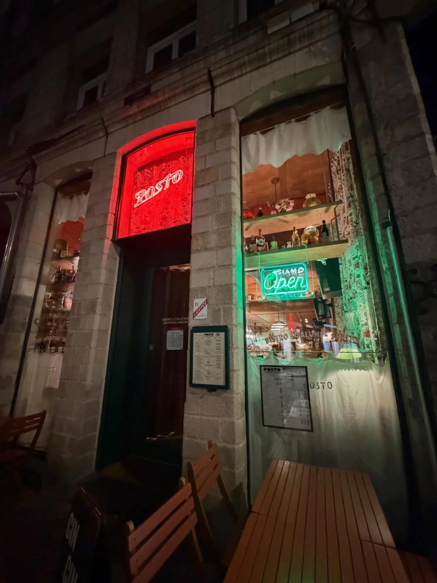 Lille run for Posto! 💨 Fabrication + Install. Used some Murano, clear, and powder coated glass for this one. Love escaping Paris for a day, big up to @antoine.ka.bdt for being the best wingman on the install. 🙌
//
Vir&eacute;e &agrave; Lille pour P