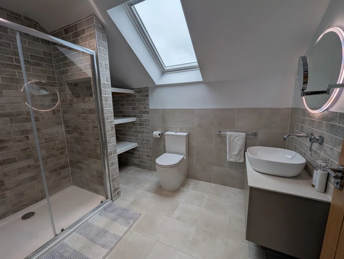 Pencastell modern bathroom - Holiday cottage near Crymych