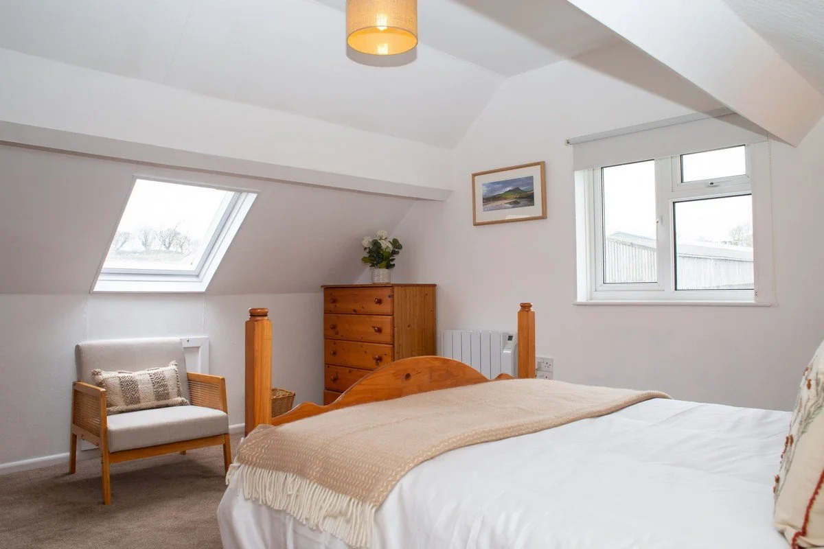 Pared Bach bedroom - Wood bed, drawers and chair