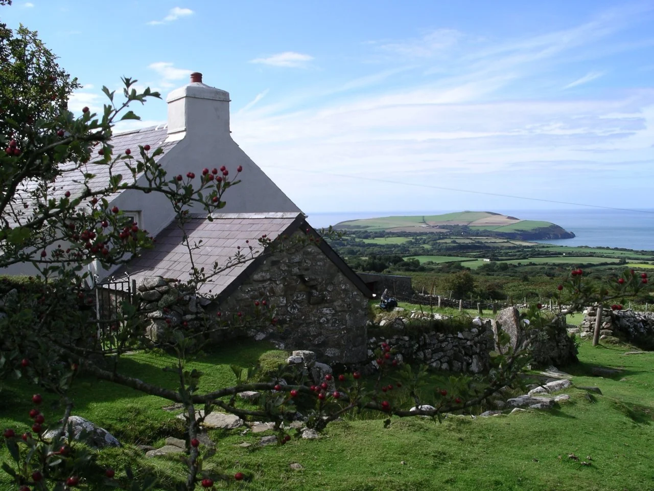 Bryn Cottage - Old stone house surrounded by fields set in sparce wild hill side over looking Newport Pembrokeshire