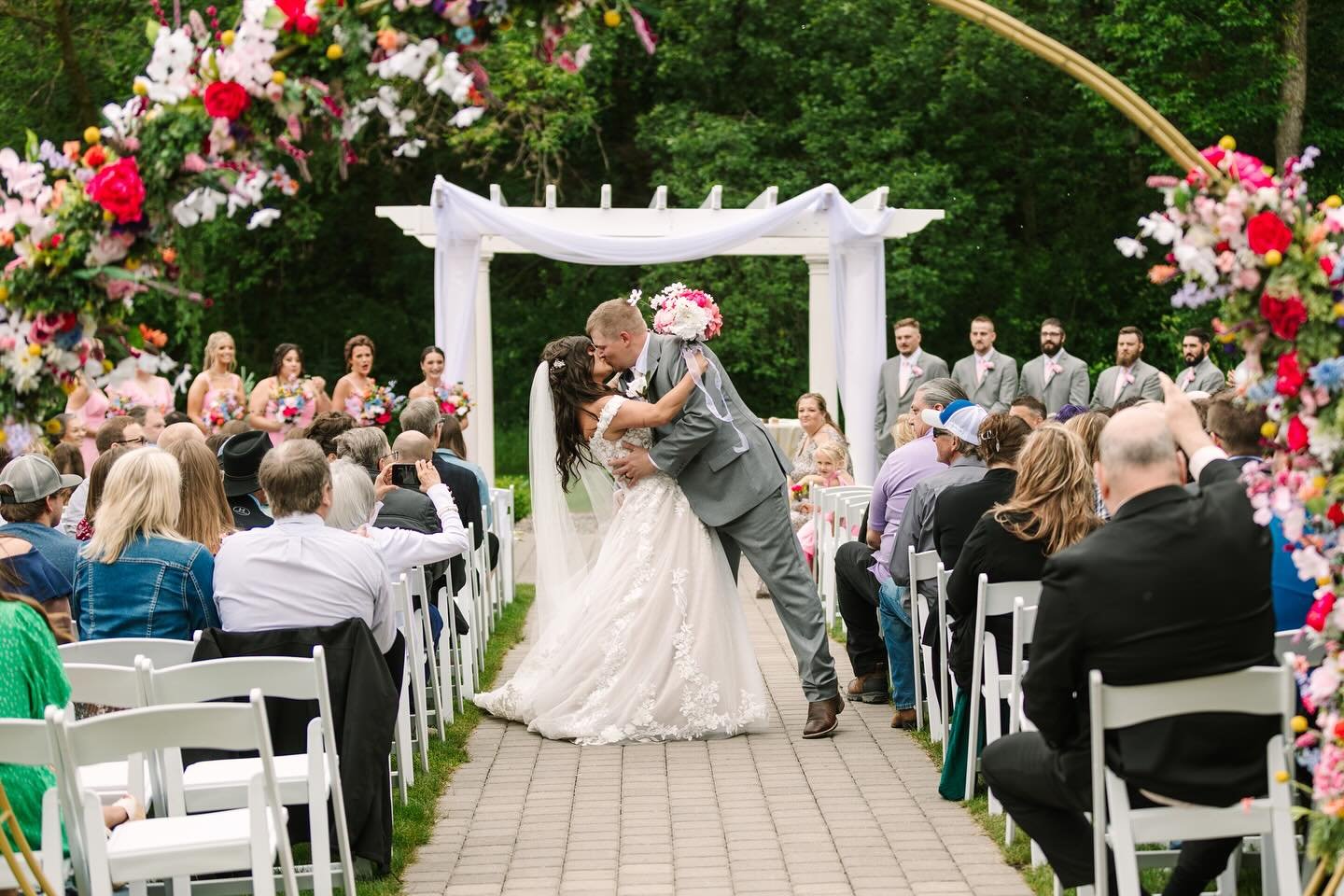 Samantha + Tyler 💍 one for the books! 

I showed up to @rollingridgemn and was stunned! So many backdrops I was overwhelmed in a good way. What a gorgeous couple, venue and wedding!