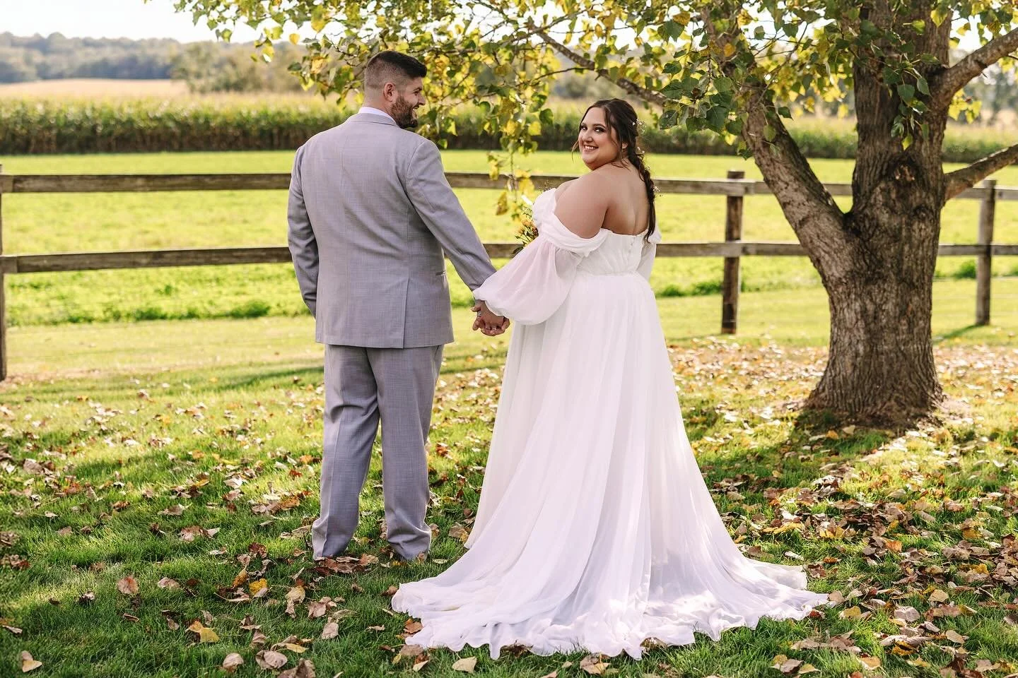 I&rsquo;ll shoot a wedding in rural Wiscansin any day of the week 🌾☀️ Congrats to Katie + Jordan, a 12/10 couple.