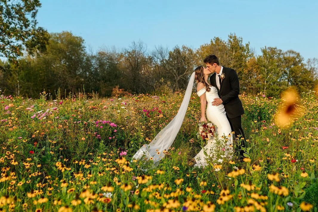 Alexandra + Dylan 💐

Venue: @kniferiverplace 
Video: @corinaraemedia 
Hair: @belovelybyamberann