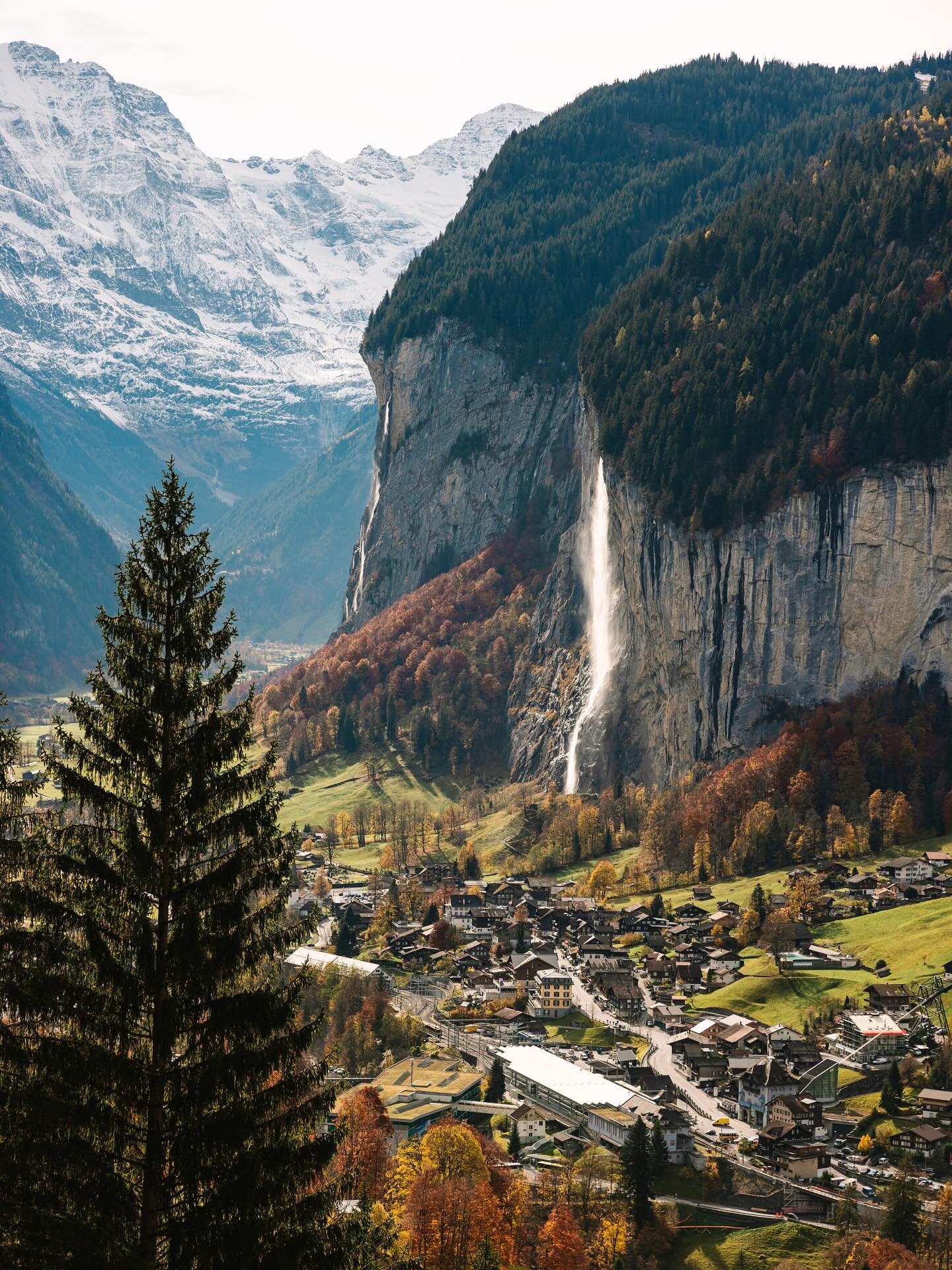 Shots from Wengen + Lauterbrunnen 🇨🇭
Fun facts: Lauterbrunnen has 72 waterfalls and is the town that inspired Tolkien to write Rivendell!