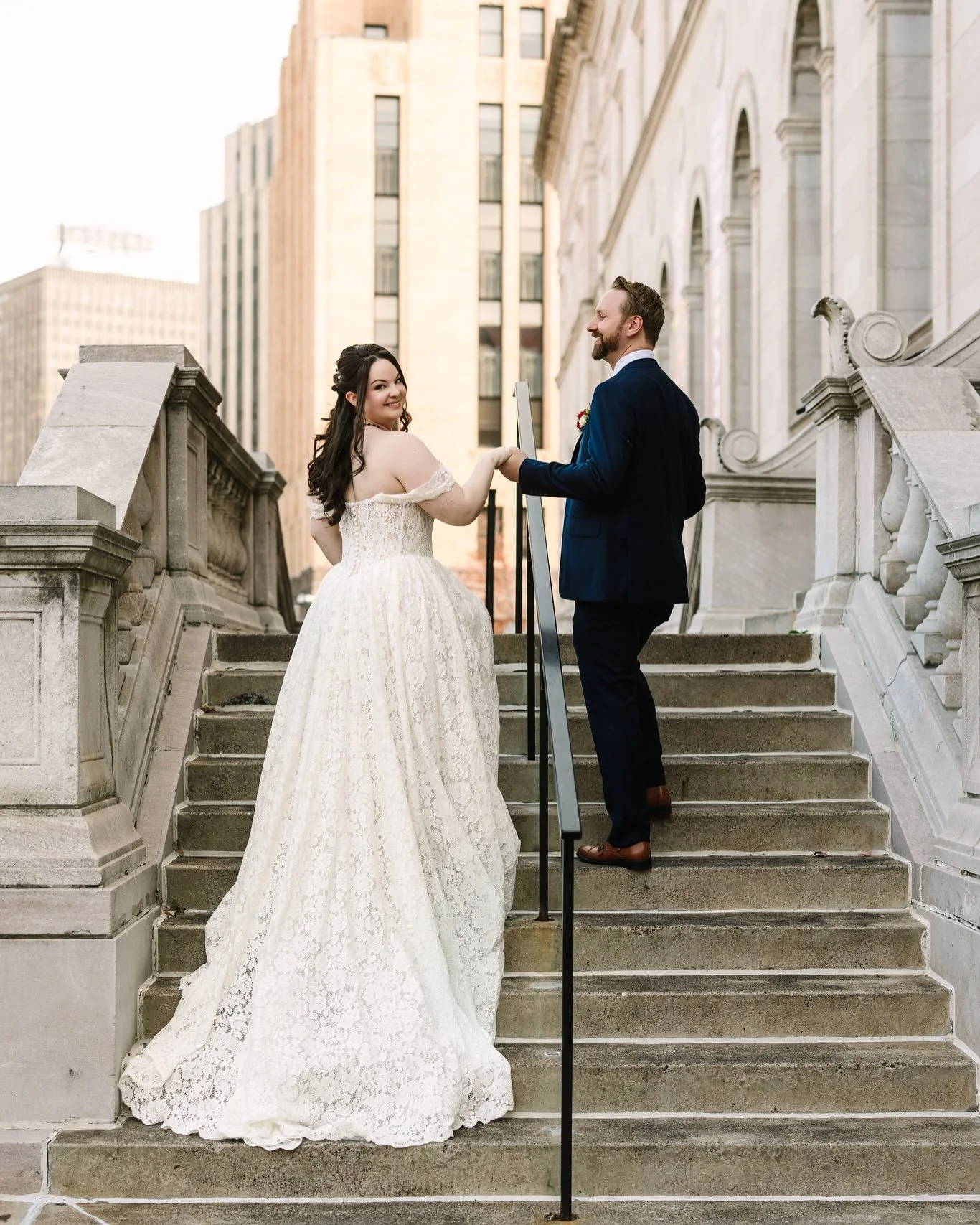 Brad + Becca had a truly awesome wedding day. All the vintage feels (right up my alley), a super talented live band, some of the best wedding food I&rsquo;ve ever had at The Lexington in St. Paul, unseasonably warm weather, the most beautiful singing